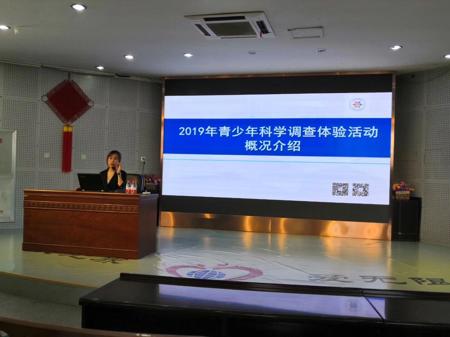 图片1 项目主管张娟瑾介绍活动特点.jpg 图片1 项目主管张娟瑾介绍活动特点.jpg